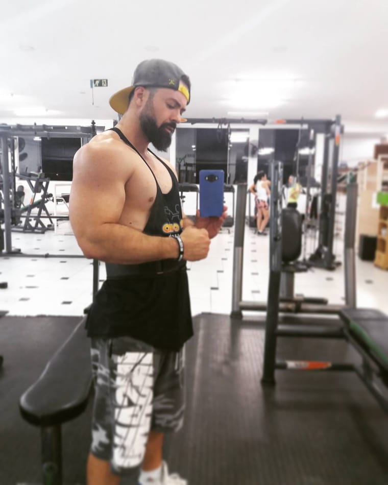 Cliente verificado de Fitness Addiction en entrenamiento